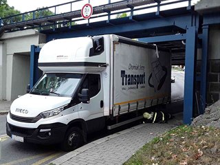Hasiči museli upustit kola, aby kamion klesl a dal se vyprostit.