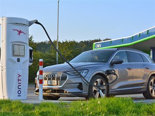 Nabíjecí stanice IONITY u čerpací stanice OMV na dálnici D5 u Berouna