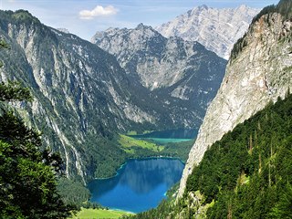 Scenérii s jezerem Obersee (blíže stanovišti) a nejjižnějším cípem Königssee...