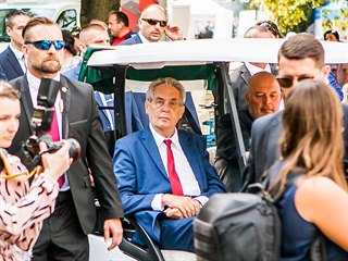 Prezident Miloš Zeman přijel na zahájení agrosalonu Země živitelka. Po areálu...