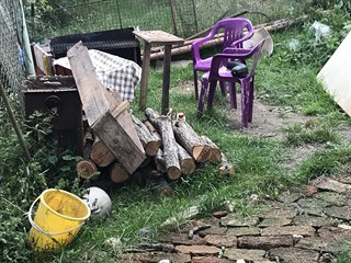 Policisté objevili tělo zavražděného muže ukryté pod větvemi a odpadem.