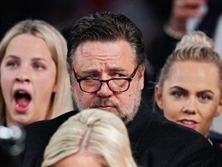 Zachmuřený Russell Crowe v hledišti při basketbalovém utkání mezi Austrálií a...