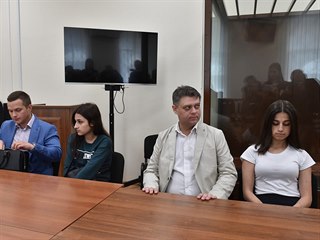 Dvě ze sester Chačaturjanových obviněné z vraždy despotického otce (26. 6. 2019)