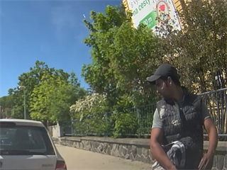 Policie hledá muže, který v Praze 6 poškrábal lak u dvou aut.