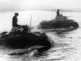 Německé lehké tanky překonávají řeku Bzuru.