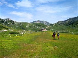 Náhorní plošina Fanes je oblíbenou pěší a turistickou oblastí s typickou...