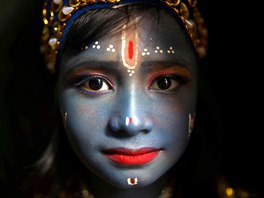 OSLAVA ZROZENÍ. Bangladéské dít se pestrojilo za hinduistického boha Krnu u...