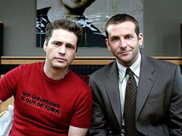 Jason Priestley a Bradley Cooper ve filmu Láska v přímém přenosu (2004)