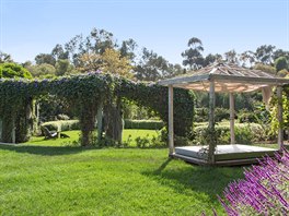 Skvle udrovaná zahrada nabízí sví zele a píjemná místa k odpoinku. 