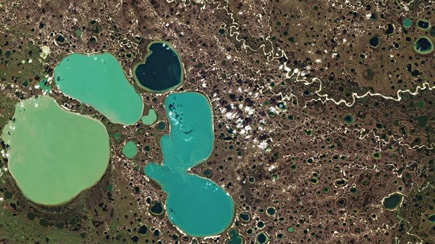 Nov vznikl termokrasov jezrka v tajcm sibiskm permafrostu na satelitnm snmku z roku 2018 