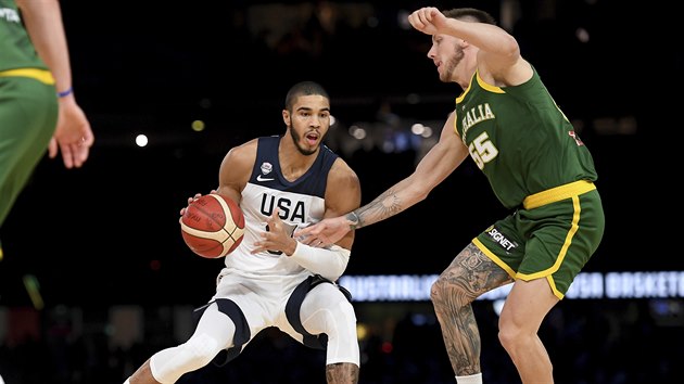 Americk basketbalista Jayson Tatum se sna obejt Mitche Creeka z Austrlie.