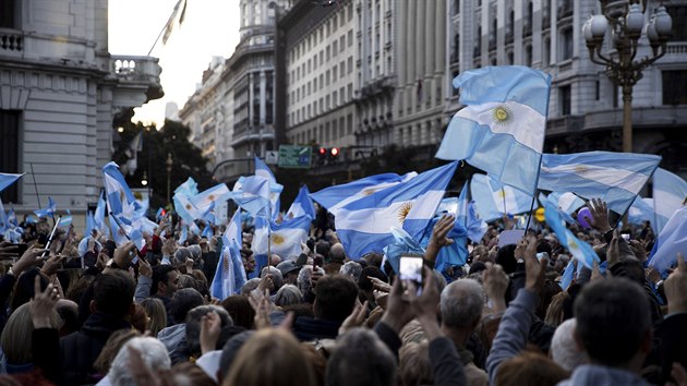 Podporovatel argentinskho prezidenta Mauricia Macriho v den srpnovch pedbnch voleb