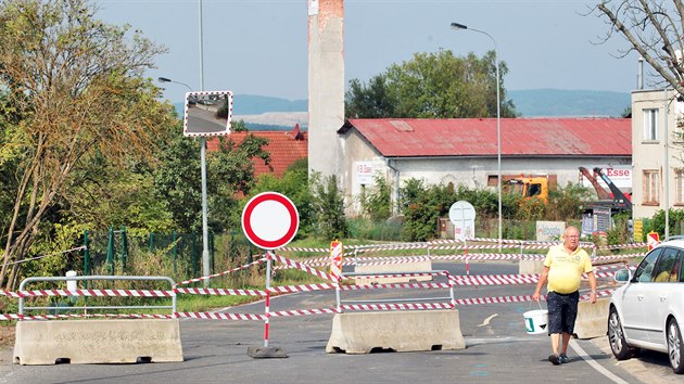 Silnice mezi karlovarskmi tvrtmi Sedlec a Rosnice je neprjezdn, dvodem je propad vozovky a nestabilita svahu pod komunikac.