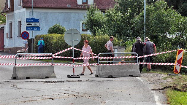 Silnice mezi karlovarskmi tvrtmi Sedlec a Rosnice je neprjezdn, dvodem je propad vozovky a nestabilita svahu pod komunikac.