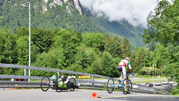 Pavel Kov z Ostrova je po razu u deset let upoutan na invalidn vozk. I pes hendikep je mu sport vm, jen z basketbalu peel na handbike. Foto ze zvod.