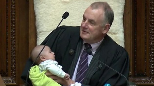 Trevor Mallard drel a krmil z lhve novho chlapeka politika Tamati Coffeyho, zatmco pedsedal debat o cench pohonnch hmot. (21. srpna 2019)