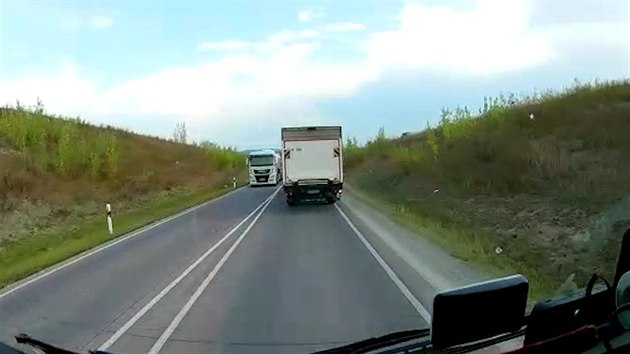 Riskantn jzda nmeckho kamionu na nmeck silnici z pohledu kabiny slovenskho idie. (27. srpna 2019)