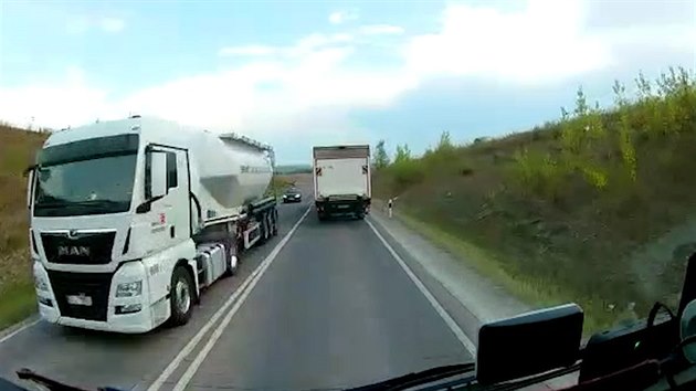 Riskantn jzda nmeckho kamionu na nmeck silnici z pohledu kabiny slovenskho idie. (27. srpna 2019)