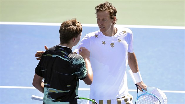 Tom Berdych gratuluje Jensonovi Brooksbymu k postupu do 2. kola US Open.