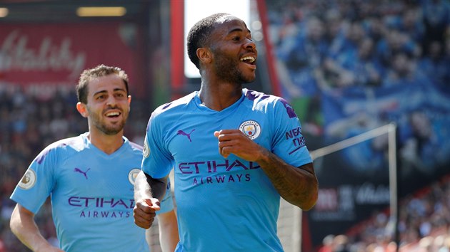 Raheem Sterling z Manchesteru City (vpravo) prv vstelil druh gl svho tmu v utkn proti Bournemouthu.