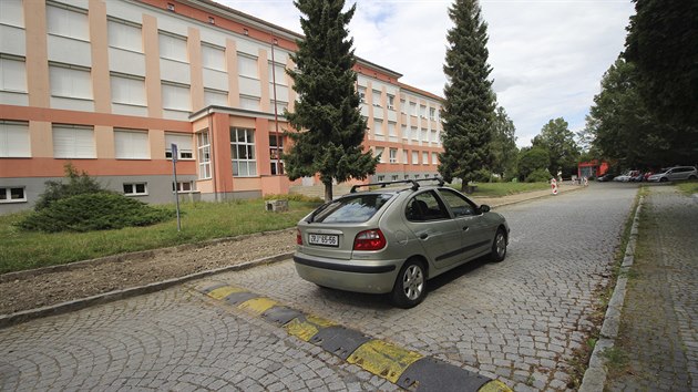 V části Komenského ulice ve Žďáře nad Sázavou, kde jsou dvě školy, bude nově zaveden jednosměrný provoz.