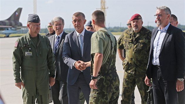 Premir Andrej Babi a ministr obrany Lubomr Metnar ve tvrtek zavtali na vrtulnkovou zkladnu v Nmti nad Oslavou. Armdn piloti Babiovi ekli, e na star rusk technice nenaltaj dostatek hodin. Mimo jin proto, e sedm vrtulnk te maj na oprav ve firm LOM. (22. srpna 2019)