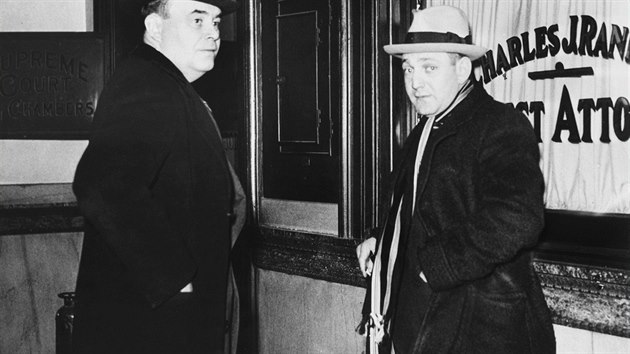 U soud jej hjil i mafinsk prvnk James L. Nooman (vlevo).