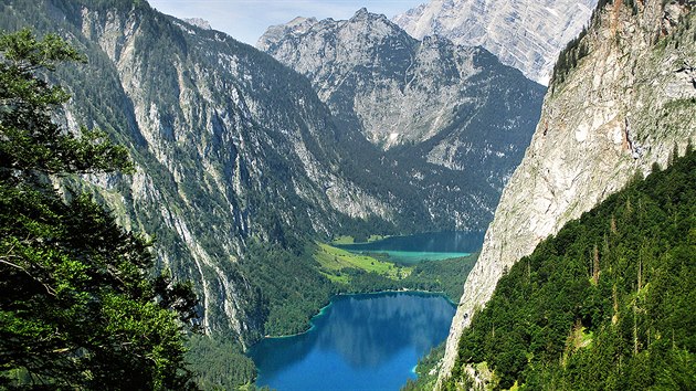 Scenrii s jezerem Obersee (ble stanoviti) a nejjinjm cpem Knigssee rmuje rozeklan heben Watzmannu.