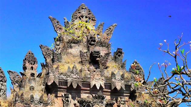 Na Bali se po každém zneuctění chrámu musí uspořádat velká ceremonie k očištění negativní energie.