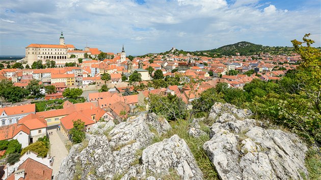 Nae putovn zahajujeme vMikulov, malebnm jihomoravskm mst na pat Pavlovskch vrch.