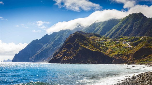 Madeira se zrodila tak, e ped miliony let vystoupil nad hladinu ocenu vulkn, jeho rodn magma vytvoilo vn rozkvetlou zahradu.