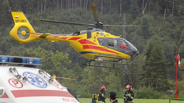 Polští záchranáři převážejí zraněného po zásahu blesku v Tatrách. (22.08.2019)