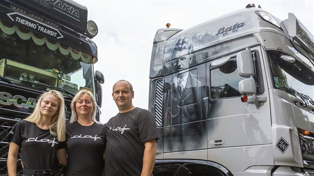 Ve Zln se konal v sobotu 14. ronk Truck srazu. Na snmku je Michal Vrka s rodinou (24. srpna 2019) 