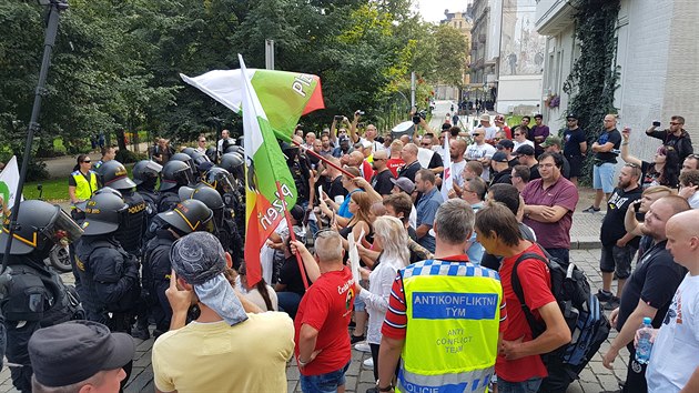 Pochod gayů a leseb Pilsen Pride 2019 narušili jeho odpůrci (24. srpna 2019)