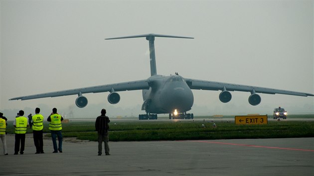 Americk letoun C-5 Galaxy na Dnech NATO v Ostrav v roce 2009