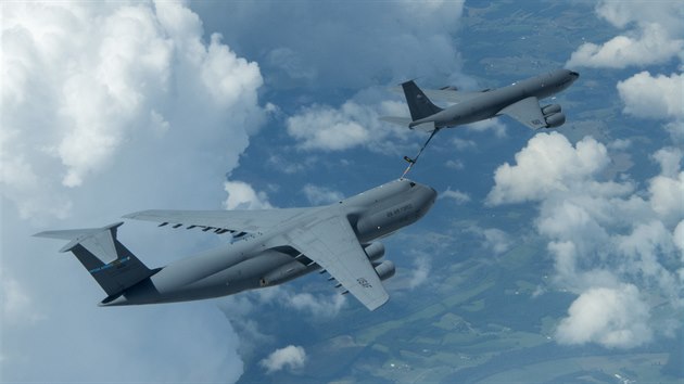 Americk letoun C-5M Super Galaxy dopluje palivo za letu z tankeru KC-135