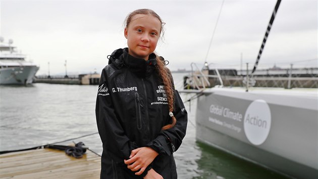 estnctilet vdsk aktivistka Greta Thunbergov pzuje ped jachtou Malizia II, na kter v New Yorku zavrila svou transatlantickou cestu s nulovmi emisemi. V mst se zastn klimatickho summitu OSN. (28. srpna 2019)