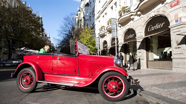 Pseudohistorické auto v Pařížské ulici v centru Prahy