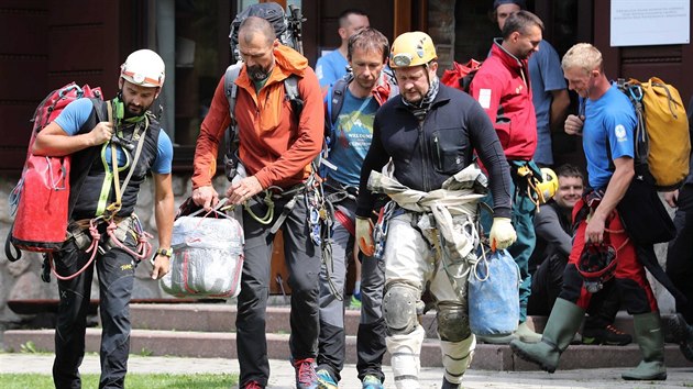 Polt zchrani pi akci na zchranu speleolog ve Velk snn jeskyni v Tatrch.