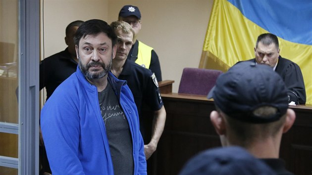 Šéfredaktor agentury RIA Novosti Ukrajina Kyryl Vyšynsky u kyjevského soudu. Je obviněn z vlastizrady spáchané v zájmu Ruska a hrozí mu až 15 let vězení. (19. 7. 2019)