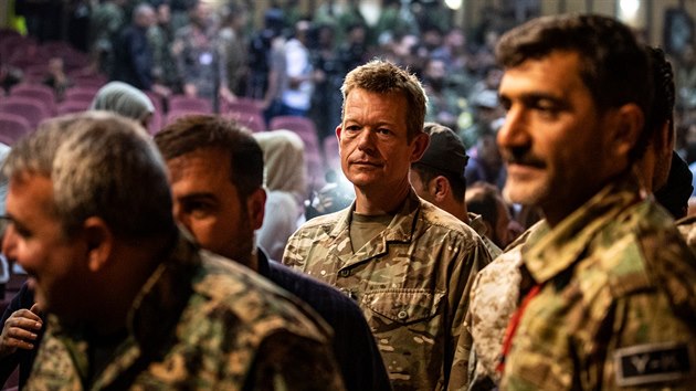 Zstupce Amerian v koalici bojujc proti Islmskmu sttu v Srii Nicholas Pond na schzce s veliteli Syrskch demokratickch sil (SDF) ve mst Hasakah. Velkou st SDF tvo Kurdov z Lidovch obrannch jednotek (YPG, 24. srpna 2019)