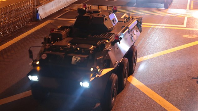 nt vojci v obrnnch transportrech a nkladnch vozech pekroili hranici Hongkongu. (29. srpna 2019)