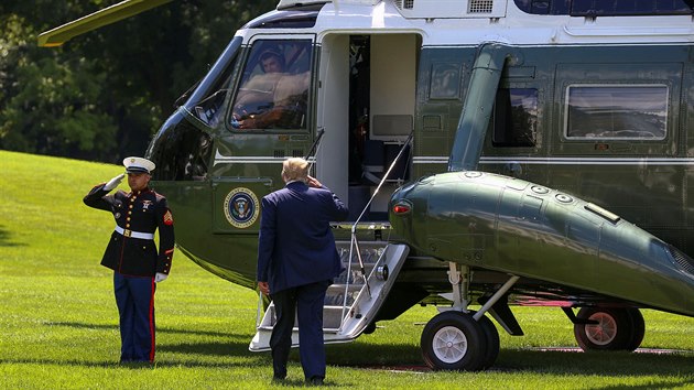 Trump vtinou hovo s novini na zahrad Blho domu ped nastartovanm vrtulnkem (21. srpna 2019)