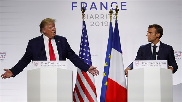 Americký prezident Donald Trump a francouzský prezident Emmanuel Macron na závěrečné tiskové konferenci summitu G7 (26. srpna 2019)