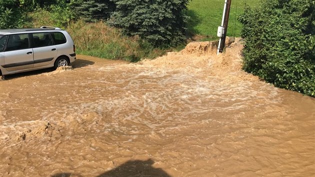 V Krlovhradeckm kraji zpsobil d隝 komplikace pedevm na Nchodsku (26. srpna 2019)