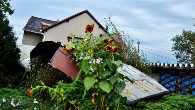 V Ostrav strhl vtr z rodinnho domku asi polovinu plechov stechy (26. srpna 2019)