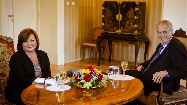 Prezident Milo Zeman pijal na zmku v Lnech ministryni financ Alenu Schillerovou.