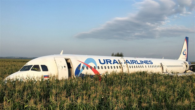 Let SV R178 spolenosti Ural Airlines po spnm nouzovm pistn v kukuinm poli nedaleko moskevskho letit ukovskij 15.8.2019.