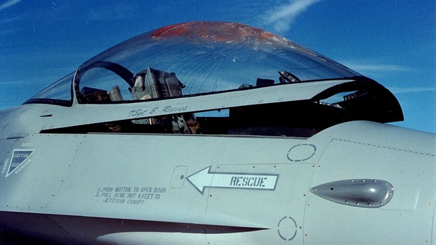 Kokpit letounu F16 po střetu s ptákem