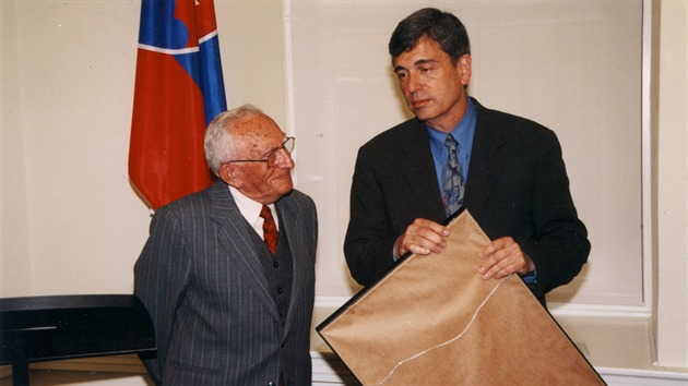 Setkání s americkým velvyslancem, který Bachnárovi roku 2002 v Bratislavě předal medaili coby poslednímu žijícímu veliteli z SNP